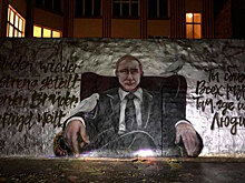 Стену в Берлине украсил портрет Путина в окружении белых голубей