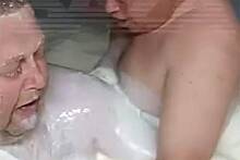 Роспотребнадзор отреагировал на инцидент с купанием мужчин в чане с молоком
