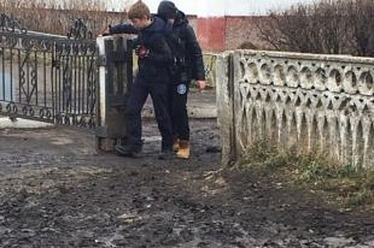 В Челябинской области школьники добираются до своей родной школы по грязи