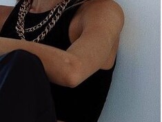 Жена внука Пугачевой показала пышную грудь