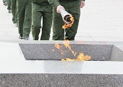Вечный огонь с воинских мемориалов зажгут на Пискаревском кладбище в Петербурге