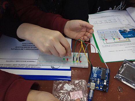 Создавать прототип светофора научились школьники из Текстильщиков