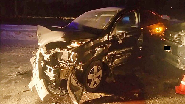 Стали известны подробности столкновения трех автомобилей на мосту в Ноябрьске. ФОТО