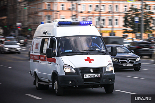 Состояние ребенка, который выпал с пятого этажа в Екатеринбурге, остается тяжелым