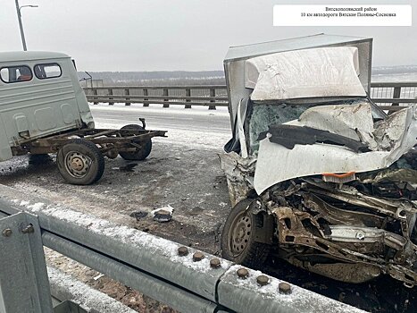 В лобовом ДТП в Вятскополянском районе у «буханки» оторвало кузов, а у фургона смяло кабину