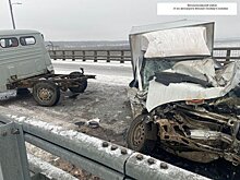 В лобовом ДТП в Вятскополянском районе у «буханки» оторвало кузов, а у фургона смяло кабину
