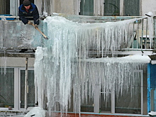 Как спасти автомобиль от повреждений при чистке крыш