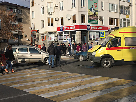 Сейчас! В Анапе в ДТП попала машина скорой помощи
