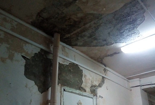 «Тот момент когда на зоне лучше, чем в больнице» — пациенты пожаловались на состояние омской поликлиники