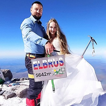 Свадьбу на вершине Эльбруса сыграла пара из Владивостока