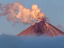 Вулкан Ключевской на Камчатке выбросил столб пепла на высоту до 7 км