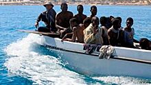 Около 30 мигрантов приплыли на надувной лодке к побережью курорта в Испании