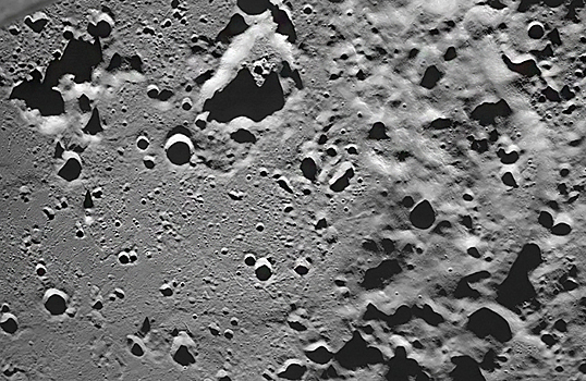 «Роскосмос» показал снимки с обратной стороны Луны