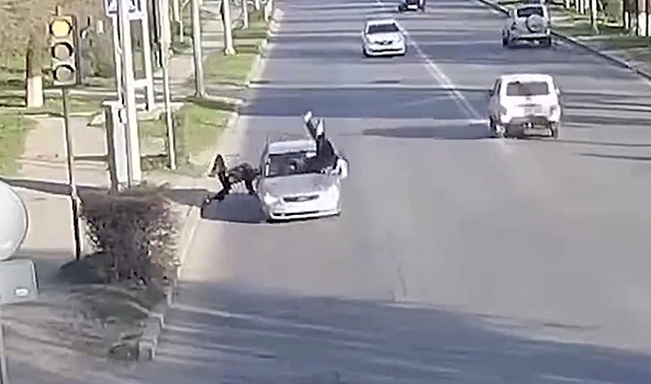 Момент наезда легковушки на школьников в Волгограде попал на видео