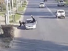 Момент наезда легковушки на школьников в Волгограде попал на видео