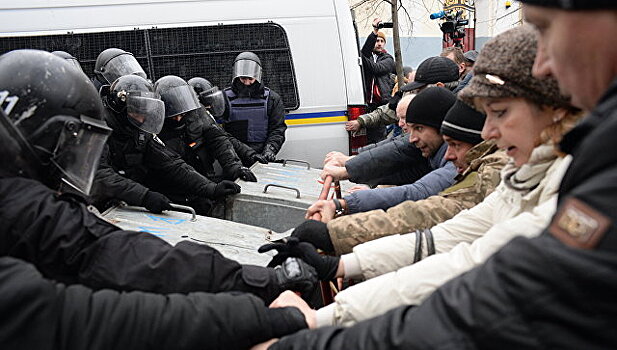 В центре Киева произошла стычка между полицией и сторонниками Саакашвили