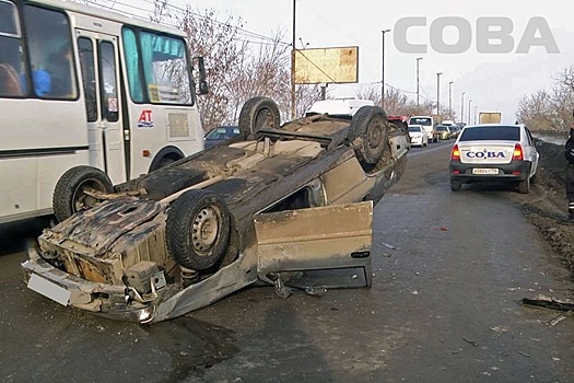 В Екатеринбурге на Блюхера иномарка встала на крышу