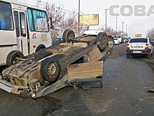 В Екатеринбурге на Блюхера иномарка встала на крышу