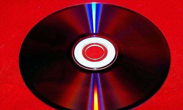 Зачем водители ставят CD-диски под лобовое стекло