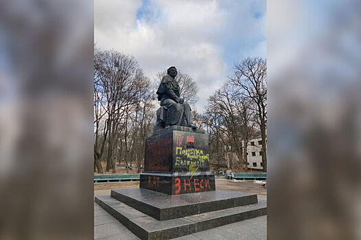 В Киеве разрисовали самый большой на Украине памятник Пушкину