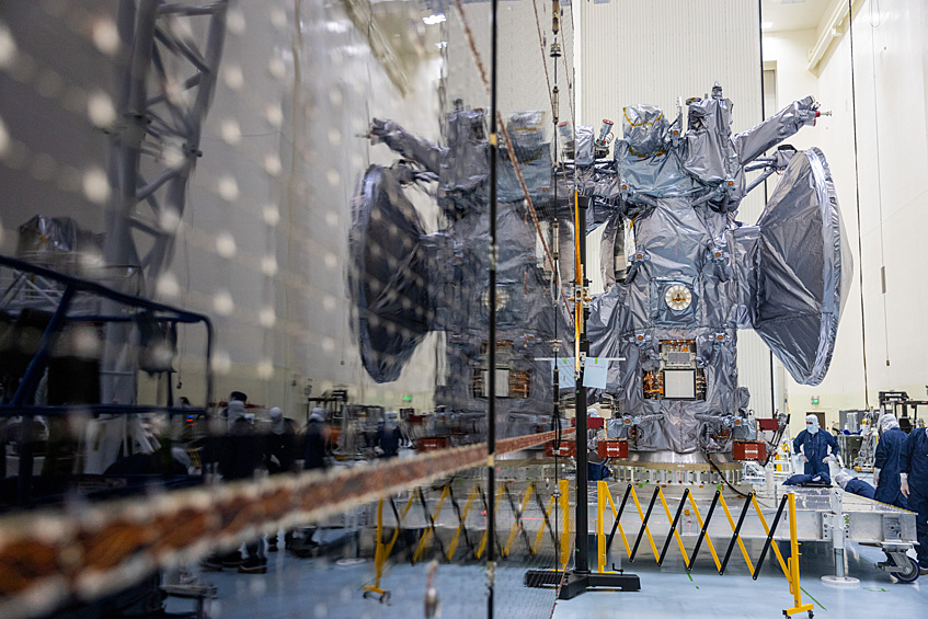 Установка солнечных батарей на космический корабль Europa Clipper