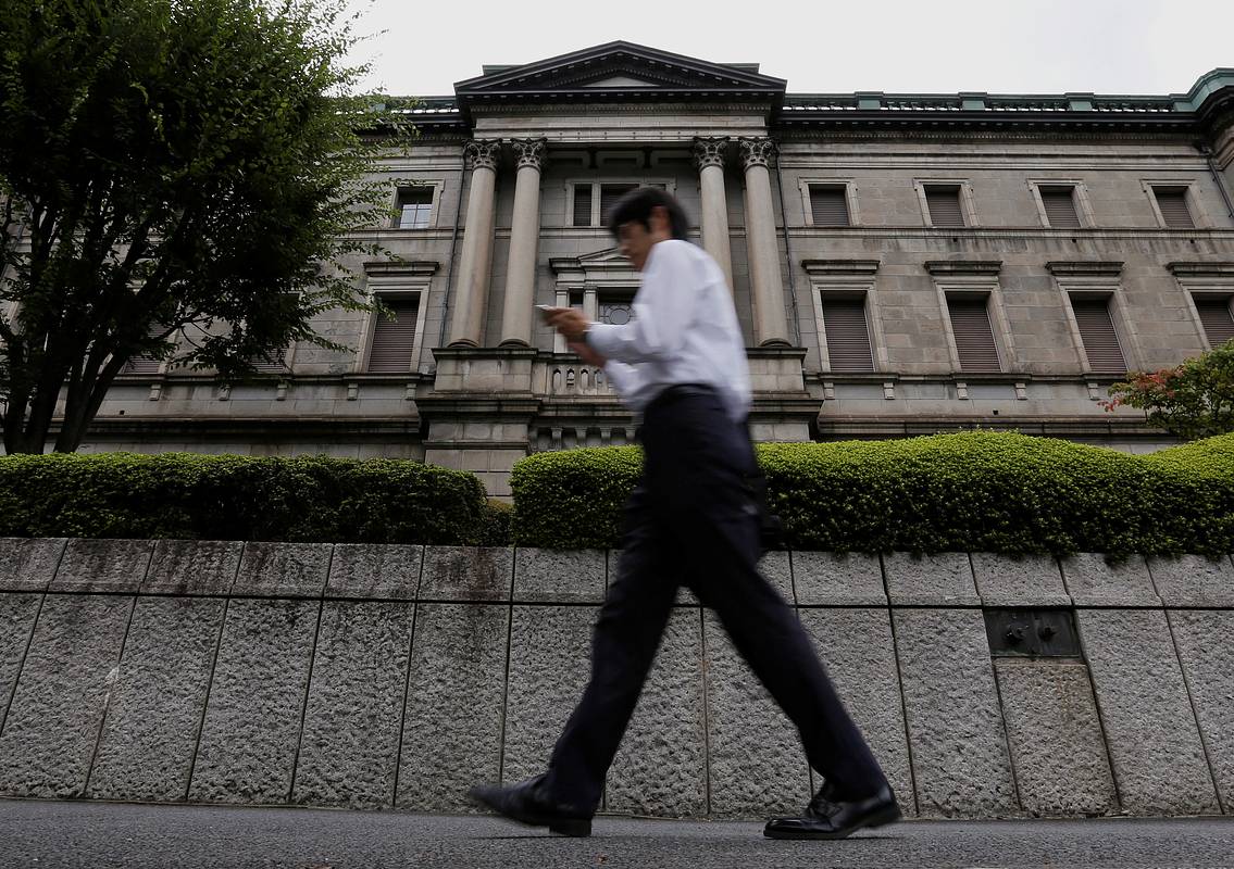 Обвалившее мировые рынки решение Банка Японии раскритиковали