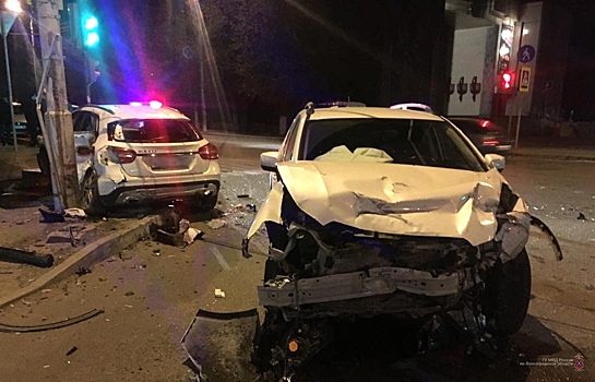 Летела на красный: жесткая авария на перекрестке в центре Волгограда попала на видео