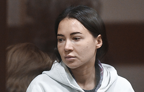 Беременная Лерчек сверкнула большим животом в обтягивающем наряде в суде