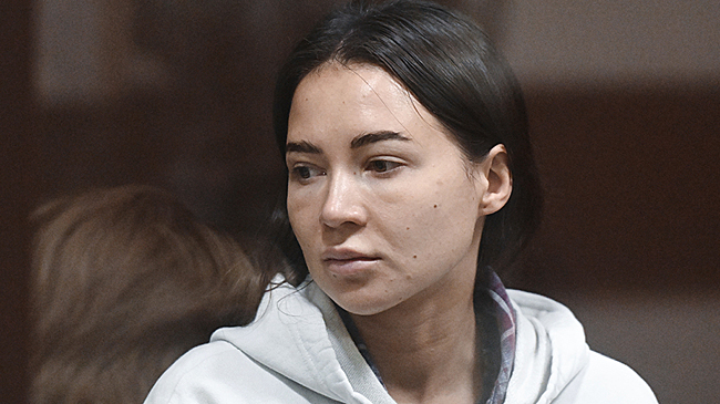 Беременная Лерчек сверкнула большим животом в обтягивающем наряде в суде