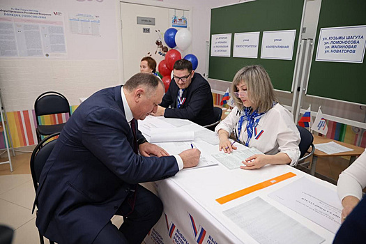 Мэр Ханты-Мансийска пришел на выборы президента РФ вместе с семьей