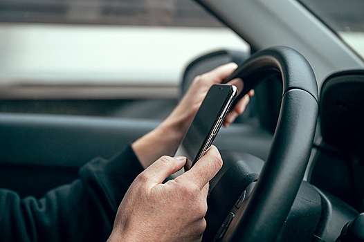 Суд признал законным штраф водителю за то, что он просто держал в руках телефон