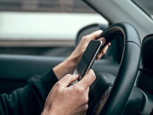 Суд признал законным штраф водителю за то, что он просто держал в руках телефон