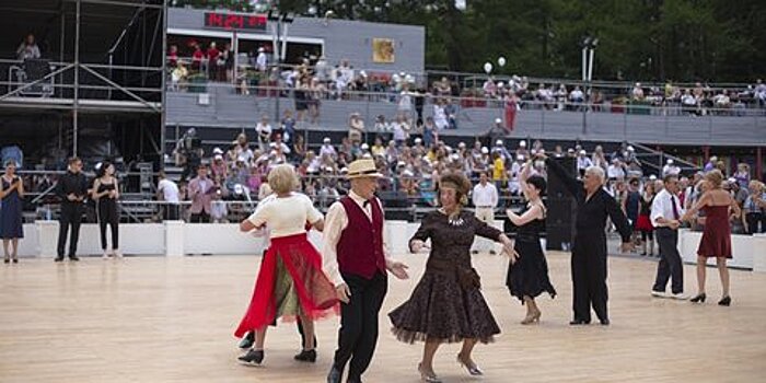 Пожилых москвичей научат бальным танцам