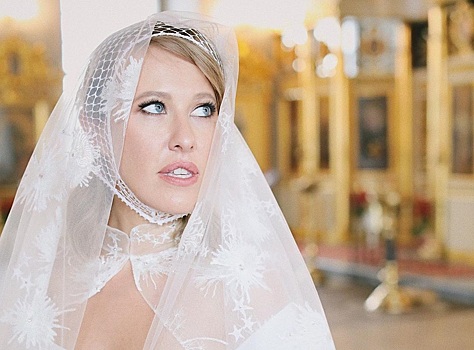 «Авоська на голове»: Ксению Собчак критикуют за неудачное венчальное платье