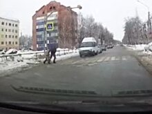 Водитель из Башкирии остановил потом машин и помог маленькому мальчику перейти дорогу (ВИДЕО)