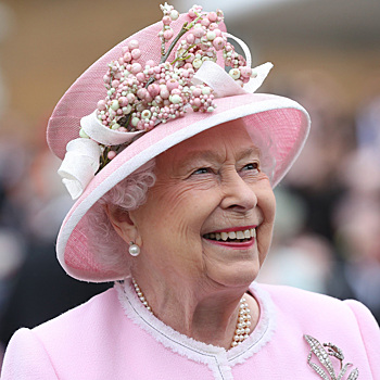 Как королевская семья поздравила Елизавету II с Международным женским днём?