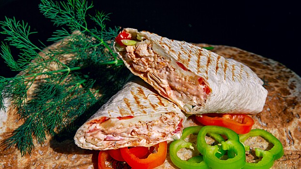 Врач Хайкина: риск отравления шаурмой в жаркую погоду возрастает из-за соусов