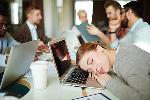 8 способов, как бороться со сном на работе