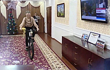 Глава МВД исполнил желание 15-летней девочки из Саранска и подарил ей велосипед