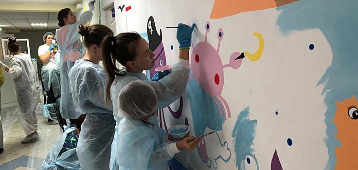 Ижевчане продолжают украшать стены детских больниц