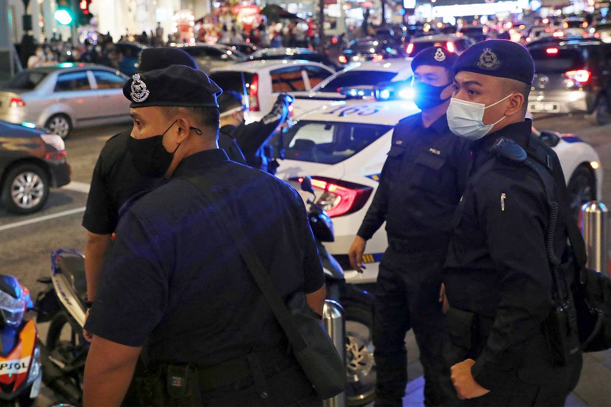 Мешавшей движению транспорта в Малайзии россиянке пригрозили ударами плетью