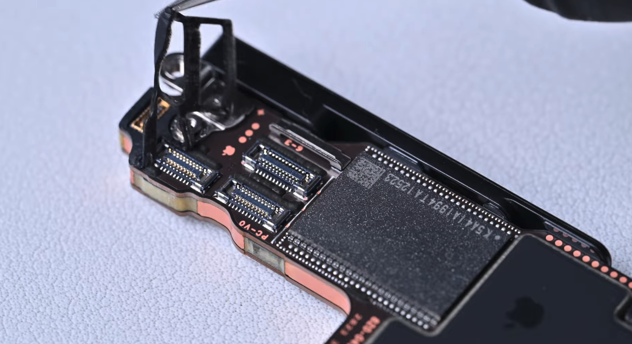 Блогер самостоятельно увеличил память iPhone 17 Pro Max с 256 ГБ до 2 ТБ