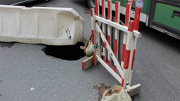 Микроавтобус и легковушка провалились в яму во дворе на Ситцевой улице