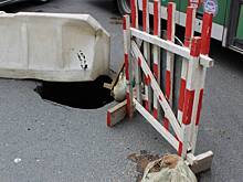 Микроавтобус и легковушка провалились в яму во дворе на Ситцевой улице