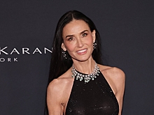 Деми Мур снялась для рекламы в платье-комбинации