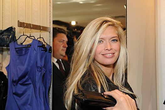 «Темная королева»: Вера Брежнева в эффектном платье появилась на Неделе моды в Париже