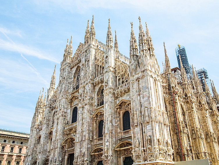 Собор Дуомо в Милане — один из ярких примеров стиля пламенеющей готики, единственный в Европе готический собор, построенный из белого мрамора.