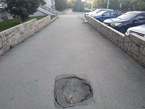 В Челябинске у здания ГУФСИН появилась дыра