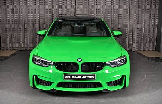 «Ядовито» зелёная BMW M3 выставлена в шоу-руме дилера из Абу-Даби