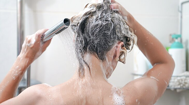 Трихолог объяснила, чем опасно мытье головы раз в месяц